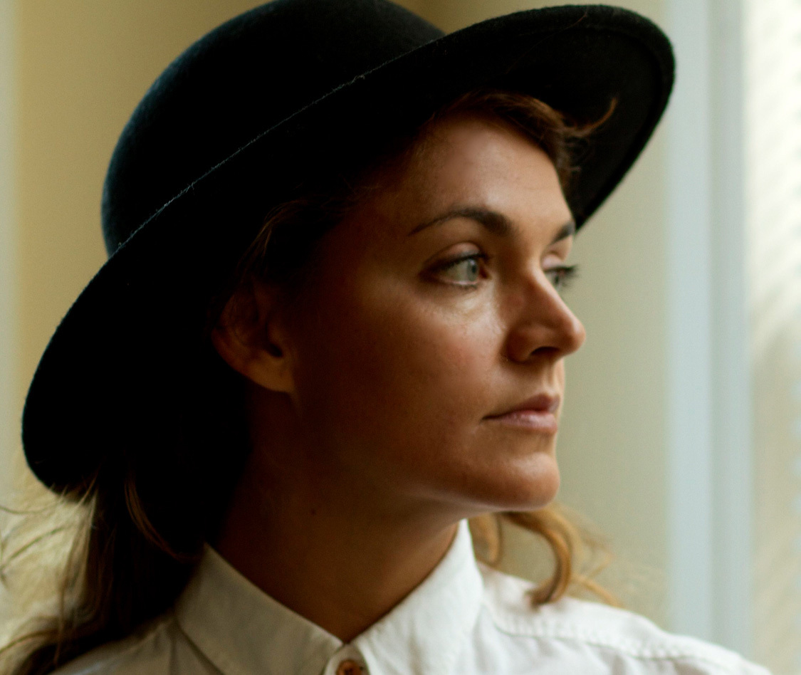 監督：ナタリー・ジョンズ